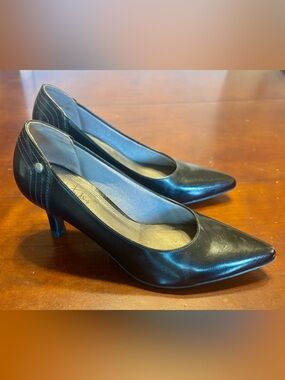 Classic Black Women's Leather Life Stride Soft System Mid-Heel Pumps